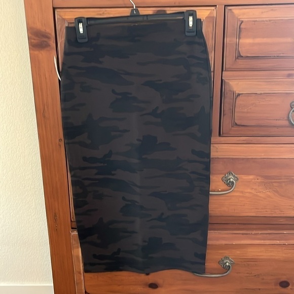NWT! Sanctuary Camo Black and Grey Skirt, Size XS. - Picture 3 of 6